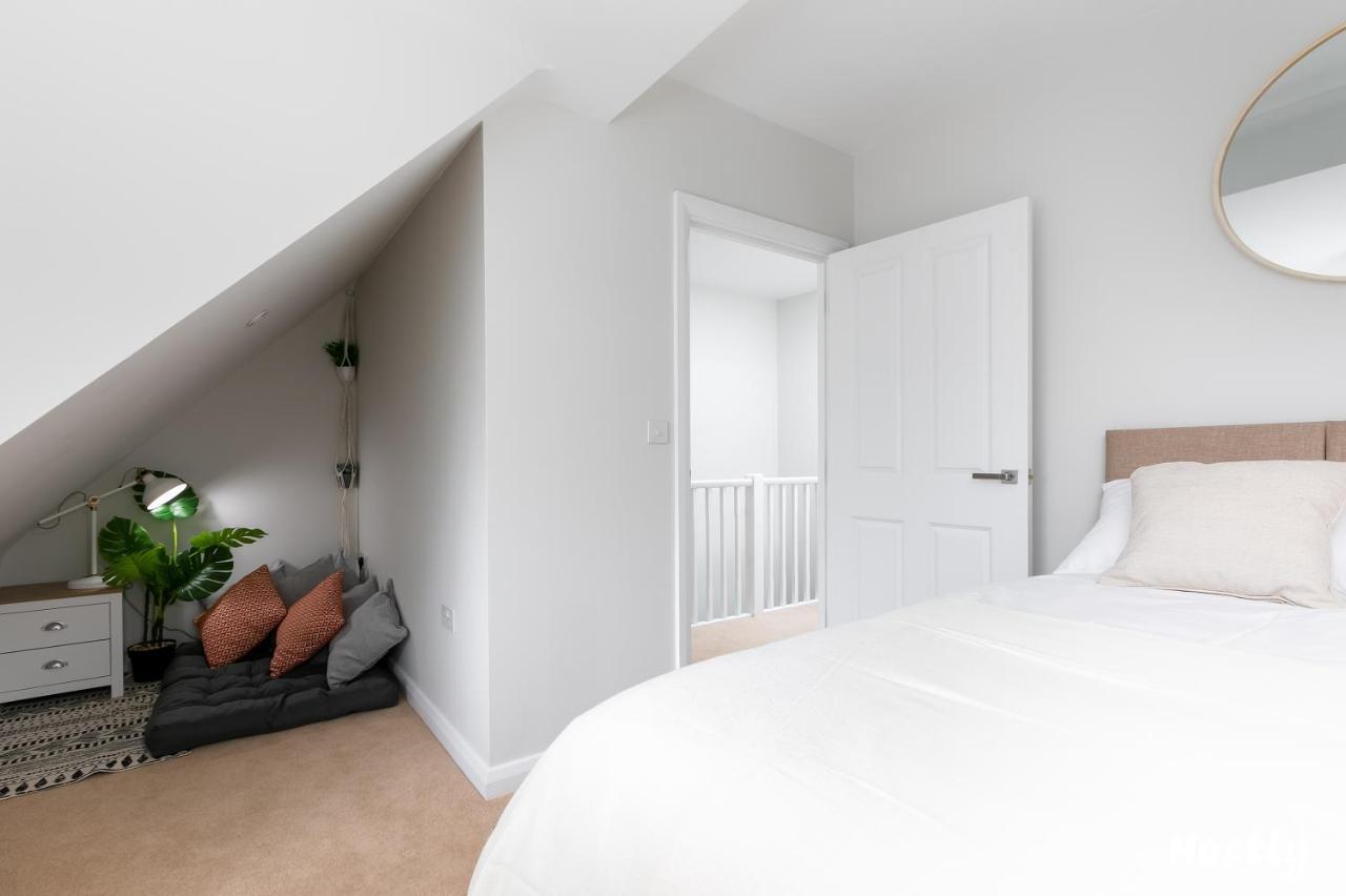 Turtle And Rabbit - Comfortable And Spacious Houses Слау Экстерьер фото